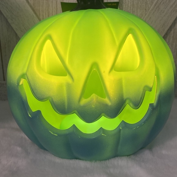 Target Hyde and Eek 2023 Halloween Lit Pumpkin - Picture 2 of 12